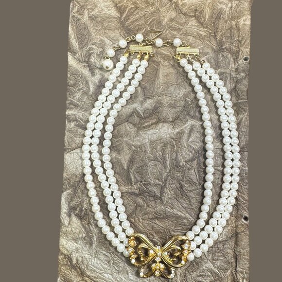 Vintage Avon Nina Ricci Triple Strand Faux Pearl Necklace W Gold Tone Butterfly - Picture 8 of 9
